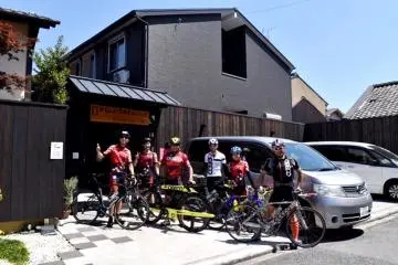 Friendly Guests and Staff at Fujitaya going for a bike ride (Photo: Fujitaya )