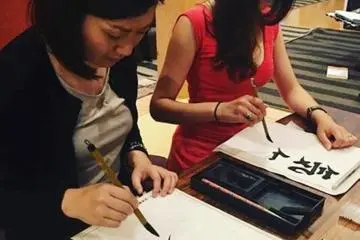 Calligraphy demonstration (Photo: Fujitaya )