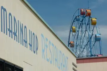 Marina Hop and ferris wheel (Photo: <a href="http://www.gethiroshima.com" target="_blank" rel="noreferrer noopener nofollow">GetHiroshima.com</a>)