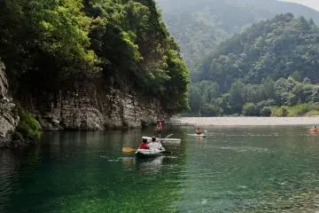 We received basic instructions before using the kayaks. (Photo: Virginia González)