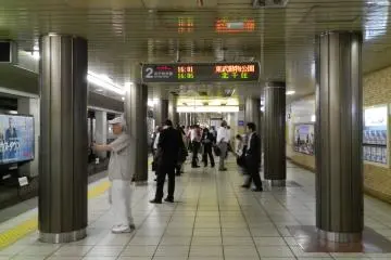 On the Hibiya northbound platform