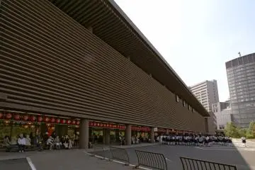 National Theatre building entrance (Photo: <a href="https://commons.wikimedia.org/wiki/File:National_Theater_Tokyo01bs3200.jpg" target="_blank" rel="noreferrer noopener nofollow">663highland / CC BY-SA 3.0</a>)