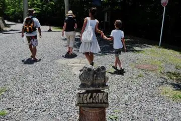 No cars are allowed beyond this point, which means that visitors have to walk to the shrine. (Photo: Virginia González)