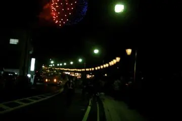 lanterns on the road & fireworks overhead (Photo: <a href="http://www.gethiroshima.com" target="_blank" rel="noreferrer noopener nofollow">GetHiroshima</a>)