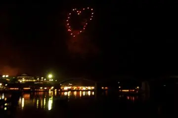 We all "heart" fireworks (Photo: <a href="http://www.gethiroshima.com" target="_blank" rel="noreferrer noopener nofollow">GetHiroshima</a>)