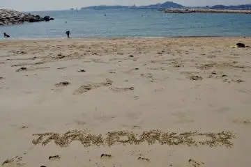 Despite being an urban beach, the sand and the water remain quite clean. (Photo: Virginia González)