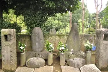 The graves of Nogi Maresuke and Nogi Shizuko in Aoyama Cemetery (Photo: <a href="https://commons.wikimedia.org/wiki/File:Img_240Grave_of_Maresuke_and_Shizuko_Nogi,_in_the_Aoyama_Cemetery.jpg" target="_blank" rel="noreferrer noopener nofollow">Lombroso / Public Domain</a>)