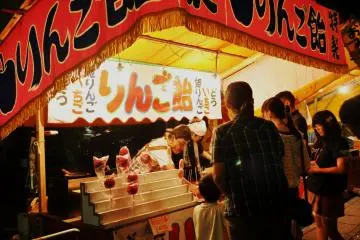 During the evening various stalls are placed around the Tokei Jinja shrine area. Most of them offer food and drinks. (Photo: Virginia González)