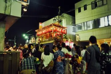 A Kasahoko allegorical carriage is displayed outside the shrine. (Photo: Virginia González)