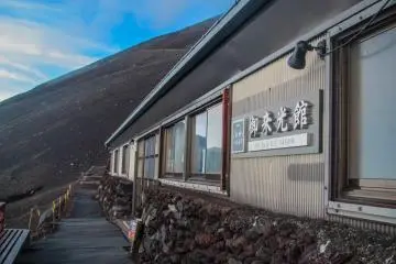 Mountain hut (Photo: <a href="https://en.japantravel.com/shizuoka/mount-fuji-hiking-trail/14750" target="_blank" rel="noreferrer noopener nofollow">Richard Cormick</a> / JT)