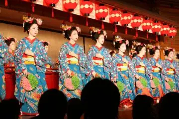 Photo: <a href="https://commons.wikimedia.org/wiki/File:Miyako_Odori_Geishas_2006.jpg" target="_blank" rel="noreferrer noopener nofollow">Arcimboldo / CC BY 2.5</a>