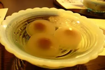 Soft and cooling mizumanju (Photo: <a href="https://commons.wikimedia.org/wiki/File:Mizumanju_1.JPG" target="_blank" rel="noreferrer noopener nofollow">Junichi</a> / <a href="https://creativecommons.org/licenses/by-sa/3.0/deed.en" target="_blank" rel="noreferrer noopener nofollow">CC BY-SA 3.0</a>)