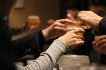 Time for a 'kampai!' (Photo: <a href="https://pixabay.com/ja/photos/%E4%B9%BE%E6%9D%AF-%E9%A3%B2%E3%81%BF%E4%BC%9A-%E9%85%92-%E3%82%B0%E3%83%A9%E3%82%B9-2636510/" target="_blank" rel="noreferrer noopener nofollow">Pixabay</a>)