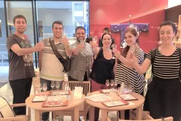 Saké: learning, tasting and having fun! (Photo: <a href="https://japansake.or.jp/sake/en/jss/information-center/" target="_blank" rel="noreferrer noopener nofollow">Japan Sake & Shochu Information Center</a>)