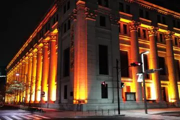 The Mitsui Main Building beautifully lit up in the evening (Photo: <a href="https://www.flickr.com/photos/zengame/15507288175/in/photolist-pCjUvv-ENbvo5-pkNW4v-EbdHF3-ENbvku-DSLDDN-DE4inV-LSEMMM-2dj4vK1-2eknP8W-G6Na7-G6Rip-6JXgwY-G6N2u-2fmKWnB-2eknMrE-tmnZm-7DbTx8-4hBwSt-7DfFtG-eDGfp-4VPaUc-2eknPJ5-2fmHZdv-dFCgtR-2fmKX5Z-QNkVgd-2eknNKb-4VPajr-4VTs5j-Tdw47E-2fh5Vkj-2efNgv9-cdXJyY-2eknLYA-2eknMJd-2fmKXXR-58d7Ks-n2QkL-n2QnT-PMPvUc-23NvN92-2dj4vum-QDNmjM-2dj4v4b-QDNn8R-2eknLjj-23NvM4r-2dj4ufN-2fBuP8r" target="_blank" rel="noreferrer noopener nofollow">Zengame</a> / <a href="https://creativecommons.org/licenses/by/2.0/" target="_blank" rel="noreferrer noopener nofollow">CC BY 2.0</a>)