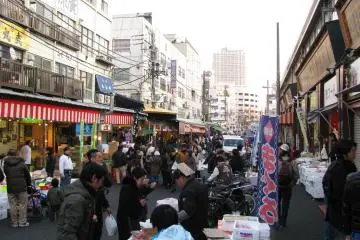 Hustling and bustling thoroughfare (Photo: <a href="https://commons.wikimedia.org/wiki/File:Tsukiji_Outer_Market_-01.jpg" target="_blank" rel="noreferrer noopener nofollow">Aimaimyi</a> / <a href="https://creativecommons.org/licenses/by-sa/3.0/deed.en" target="_blank" rel="noreferrer noopener nofollow">CC BY-SA 3.0</a>)