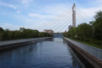 The suspension bridge connecting both sides of Kiba Park (Photo: <a href="https://www.flickr.com/photos/o_0/9227387636/in/photolist-f4oLSh-8Ys6td-nkMqA6-f49x8t-mHfzFX-miuEm4-mitGDp-mitBEB-mHfqg6-mHfpKX-mHfyM2-8Yp4JV-oeAMLb-7NRTtY-7NRpP7-9xh4uk-9xh4pX-nXhXuX-9xk4aq-nkMksF-mHh9cs-ocJFdj-mHfpVV-ogvPmx-ocJP6d-oeFZyC-nXgguD-oguyUP-9xh4z2-nXfACG-oeLMzF-oes1KT-oeAhFC-nXhbF6-mHfoD6-syAHT3-nXgDew-4USKG-oettYD-ocGYG1-nXgL8v-nXgSzg-nkv1dY-nXi4dD-nnxSZT-ocHwab-ogwMvX-nkv3fn-nXhJg2-nXgKAX" target="_blank" rel="noreferrer noopener nofollow">Guilhem Vellut</a> / <a href="https://creativecommons.org/licenses/by/2.0/" target="_blank" rel="noreferrer noopener nofollow">CC BY 2.0</a>)