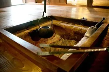 The irori indoor hearth at the farmhouse (Photo: <a href="https://www.flickr.com/photos/kabacchi/4900885522/in/photostream/" target="_blank" rel="noreferrer noopener nofollow">Kabacchi</a> / <a href="https://creativecommons.org/licenses/by/2.0/" target="_blank" rel="noreferrer noopener nofollow">CC BY 2.0</a>)