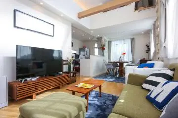 The Koenji House's high ceiling gives the living and dining areas an expansiveness rare in the city.  (Photo: <a href="https://www.tokyofamilystays.com" target="_blank" rel="noreferrer noopener nofollow">Tracey Northcott</a>)