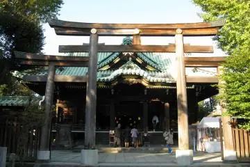 People offering prayers at the shrine (Photo: <a href="https://commons.wikimedia.org/wiki/File:Ushijima-jinja.jpg" target="_blank" rel="noreferrer noopener nofollow">KENPEI</a> / <a href="https://creativecommons.org/licenses/by/3.0/" target="_blank" rel="noreferrer noopener nofollow">CC BY 3.0</a>)
