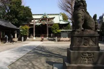A komainu guardian protecting the shrine (Photo: <a href="https://commons.wikimedia.org/wiki/File:Ushijima_Jinjya-1.jpg" target="_blank" rel="noreferrer noopener nofollow">江戸村のとくぞう</a> / <a href="https://creativecommons.org/licenses/by-sa/4.0/deed.en" target="_blank" rel="noreferrer noopener nofollow">CC BY-SA 4.0</a>)