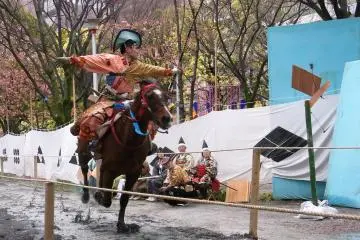 Yabusame archer firing at his target in Sumida Park (Photo: <a href="https://commons.wikimedia.org/wiki/File:%E6%B5%85%E8%8D%89%E6%B5%81%E9%8F%91%E9%A6%AC%E3%83%BC%EF%BC%92.JPG" target="_blank" rel="noreferrer noopener nofollow">江戸村のとくぞう</a> / <a href="https://creativecommons.org/licenses/by-sa/3.0/deed.en" target="_blank" rel="noreferrer noopener nofollow">CC BY-SA 3.0</a>)
