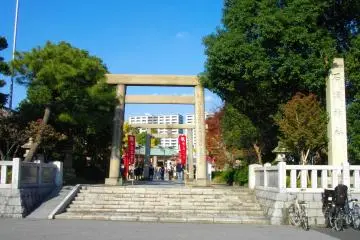 Torii gate to Ishihama Shrine in Arakawa (Photo: <a href="https://commons.wikimedia.org/wiki/File:Ishihama_Jinja.JPG" target="_blank" rel="noreferrer noopener nofollow">Abasaa</a> / Public Domain)