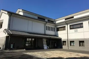Museum courtyard entrance (Photo: <a href="https://commons.wikimedia.org/wiki/File:Adachi_Historical_Museum_01.jpg" target="_blank" rel="noreferrer noopener nofollow">Masao / CC BY-SA 4.0</a>)