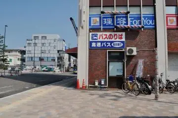 Area where the bus stop is located, in front of the train station. (Photo: Virginia González)