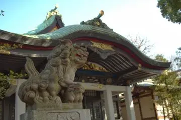 Komainu standing guard over the main hall (Photo: <a href="https://commons.wikimedia.org/wiki/File:Ouji_Shrine_-_%E7%8E%8B%E5%AD%90%E7%A5%9E%E7%A4%BE_-_panoramio_(2).jpg" target="_blank" rel="noreferrer noopener nofollow">Carbonium / CC BY 3.0</a>)