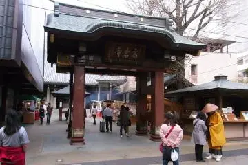 The gate to Koganji Temple (Photo: <a href="https://commons.wikimedia.org/wiki/File:Kouganji-1.jpg" target="_blank" rel="noreferrer noopener nofollow">江戸村のとくぞう / CC BY-SA 4.0</a>)