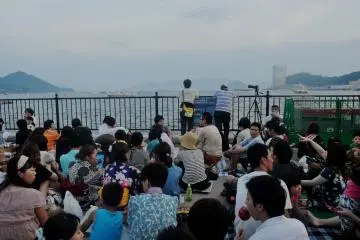 The bay is full of people who reserve themselves a spot in the ground from early in the morning. (Photo: Virginia González)