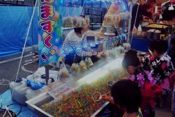 Food and drink stalls are located everywhere in the area. (Photo: Virginia González)