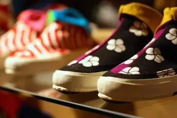 Photo:  SOU・SOU ROUND TOE TABI SHOES – <a href="https://www.flickr.com/photos/atrasi2079/8534448570" target="_blank" rel="noreferrer noopener nofollow">Arata Takami</a> / <a href="https://creativecommons.org/licenses/by/2.0/" target="_blank" rel="noreferrer noopener nofollow">CC BY 2.0</a>