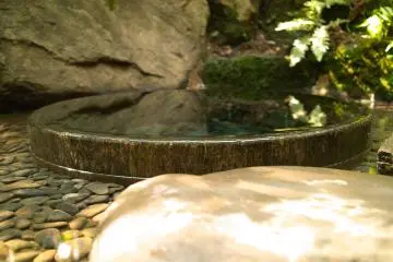 Close up of the famous 'power spot' (Photo: <a href="https://commons.wikimedia.org/wiki/File:%E6%B8%85%E6%AD%A3%E4%BA%95_-_panoramio_(2).jpg" target="_blank" rel="noreferrer noopener nofollow">珈琲牛乳</a> / <a href="https://creativecommons.org/licenses/by/3.0/" target="_blank" rel="noreferrer noopener nofollow">CC BY 3.0</a>)