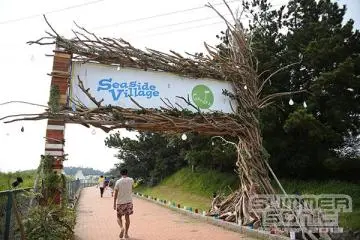 Heading into the Seaside Village to cool off (Photo: Summer Sonic)