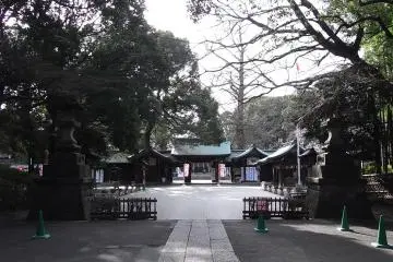 The grounds of the shrine complex (Photo: <a href="https://commons.wikimedia.org/wiki/File:Omiya_Hachimangu2.jpg" target="_blank" rel="noreferrer noopener nofollow">江戸村のとくぞう</a> / <a href="https://creativecommons.org/licenses/by-sa/4.0/deed.en" target="_blank" rel="noreferrer noopener nofollow">CC BY-SA 4.0</a>)