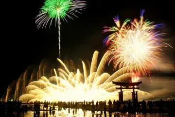 Tori silhouette against the fireworks (Photo: <a href="https://flickr.com/photos/sueannsimon/5566884411/in/photolist-9tYH4d-9tVJMH-a19zT9-addYDh-9tYFuL-9tVJh4-fvhnnS-fv35tD-9tVHWt-fv37uH-fv36vz-fv35je-fv36be-fvhjL9-fv34UZ-fv34Nv-fv362H-fv358k-fvhncs-fvhmef-fv379V-9tYASq" target="_blank" rel="noreferrer noopener nofollow">Sue Ann Simon</a> / <a href="https://creativecommons.org/licenses/by-nc-nd/2.0/" target="_blank" rel="noreferrer noopener nofollow">CC BY-NC-ND 2.0</a>)