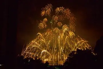 The finale was a burst of right decorations from the sea to the sky (Photo: <a href="https://www.flickr.com/photos/gethiroshima/9517577873/in/album-72157635083969911/" target="_blank" rel="noreferrer noopener nofollow">GetHiroshima.com</a> / <a href="https://creativecommons.org/licenses/by-nc/2.0/" target="_blank" rel="noreferrer noopener nofollow">CC BY-NC 2.0</a>)