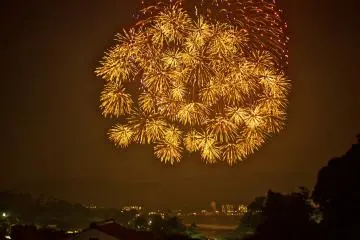 Some of the fireworks early on were so intricate and beautiful (Photo: <a href="https://www.flickr.com/photos/gethiroshima/9517584061/in/album-72157635083969911/" target="_blank" rel="noreferrer noopener nofollow">GetHiroshima.com</a> / <a href="https://creativecommons.org/licenses/by-nc/2.0/" target="_blank" rel="noreferrer noopener nofollow">CC BY-NC 2.0</a>)