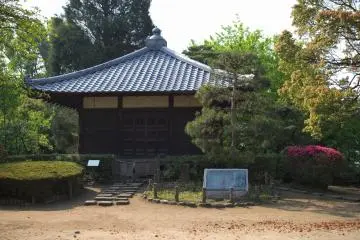 The Shiseido building, house of the four saints (Photo: <a href="https://commons.wikimedia.org/wiki/File:Tetsugakudo_Park(Philosophy_Hall_Park)_-_%E5%93%B2%E5%AD%A6%E5%A0%82%E5%85%AC%E5%9C%92_-_panoramio_(2).jpg" target="_blank" rel="noreferrer noopener nofollow">Carbonium / CC BY 3.0</a>)