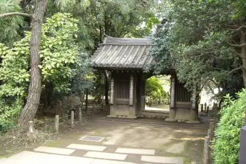 Tetsurimon Gate housing a tengu goblin and ghost... (Photo: <a href="https://commons.wikimedia.org/wiki/File:Tetsugakudoukouen_Tetsurimon.jpg" target="_blank" rel="noreferrer noopener nofollow">Suisui / CC BY-SA 2.5</a>)