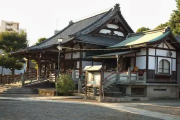 Temple architecture (Photo: <a href="https://commons.wikimedia.org/wiki/File:Araisan-Baishoin-Yakuo-ji_Temple(Mt._Arai_Ume-illuminate-temple_Medicene-king_Temple)_-_%E6%96%B0%E4%BA%95%E5%B1%B1%E6%A2%85%E7%85%A7%E9%99%A2%E8%96%AC%E7%8E%8B%E5%AF%BA_-_panoramio_(6).jpg" target="_blank" rel="noreferrer noopener nofollow">Carbonium / CC BY 3.0</a>)