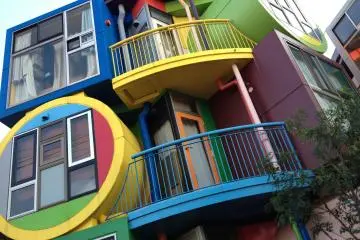 Reversible Destiny Lofts, Mitaka City (Photo: <a href="https://www.flickr.com/photos/yto/8153505466" target="_blank" rel="noreferrer noopener nofollow">Tatsuo Yamashita</a> / <a href="https://creativecommons.org/licenses/by/2.0/" target="_blank" rel="noreferrer noopener nofollow">CC BY 2.0</a>)
