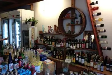 bottles & interior (Photo: <a href="http://www.gethiroshima.com" target="_blank" rel="noreferrer noopener nofollow">GetHiroshima.com</a>)