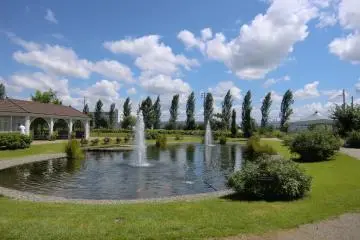 Flowers and fountains in abundance to enjoy (Photo: <a href="https://upload.wikimedia.org/wikipedia/commons/9/95/%E3%81%BF%E3%81%A4%E3%81%91%E3%82%A4%E3%83%B3%E3%82%B0%E3%83%AA%E3%83%83%E3%82%B7%E3%83%A5%E3%82%AC%E3%83%BC%E3%83%87%E3%83%B3%E5%99%B4%E6%B0%B4%E5%BA%83%E5%A0%B4.JPG" target="_blank" rel="noreferrer noopener nofollow">Wikimedia Commons</a>)