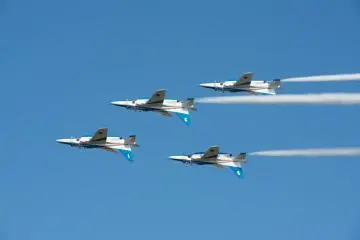 Blue Impulse mid-show from 2012 (Photo: <a href="https://flickr.com/photos/htakashi/8168159476/in/photolist-drMXeN-dqz4Dg-dqH34p-dr2Bm9-dqH21c-2hkr2q5-2hksDSx-2hkoMas-2gjXwsu-ESnwJb-drxKe2-MTW7Zb-F3REwT-2gjWLb8-2hndsYo-MTW8kb-NHZwhg-2hmj56d-dr2BEU-dqH3ra-driD89-dqH3Sr-2gjXniv-MTW8yY-Npedwb-MTW7kq-MTW8Ww-MTW7Eo-NHZuXx-MTCj2B-pD5Yv4-2gjWTti-E2Aicv-AEarar-ABSLks-ABS74s-ABSF71-Anyyt5-ABS9o7-AnySf7-AEaKKH-ABS2e7-zH8C1Y-AFaoUe-Anyx9S-AnyhmL-zH8HwY-zH9g6u-AEaVrg-ACYDSq" target="_blank" rel="noreferrer noopener nofollow">Takashi Hososhima</a> / <a href="https://creativecommons.org/licenses/by-sa/2.0/" target="_blank" rel="noreferrer noopener nofollow">CC BY-SA 2.0</a>)
