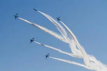 Blue Impulse in 2016 (Photo: <a href="https://flickr.com/photos/kanon_7/30667610911/in/photolist-NHZwhg-2hmj56d-dr2BEU-dqH3ra-driD89-dqH3Sr-2gjXniv-MTW8yY-Npedwb-MTW7kq-MTW8Ww-MTW7Eo-NHZuXx-MTCj2B-pD5Yv4-2gjWTti-E2Aicv-AEarar-ABSLks-ABS74s-ABSF71-Anyyt5-ABS9o7-AnySf7-AEaKKH-ABS2e7-zH8C1Y-AFaoUe-Anyx9S-AnyhmL-zH8HwY-zH9g6u-AEaVrg-ACYDSq-ABSEmo-ACY7od-ABSy5A-AFa6q6-ACY4Xw-zHh1og-AnywxS-AFaebB-AnyGFN-zHhenT-zH8DbU-AF9U62-AEb2yr-AEaNjv-ABSG77-AEaG4K" target="_blank" rel="noreferrer noopener nofollow">Kanon Serizawa</a> / <a href="https://creativecommons.org/licenses/by-nc-nd/2.0/" target="_blank" rel="noreferrer noopener nofollow">CC BY-NC-ND 2.0</a>)