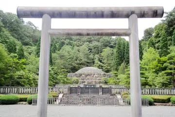 Musashi Imperial Graveyard, Hachijoji City (Photo: <a href="https://www.flickr.com/photos/31029865@N06/15196105615" target="_blank" rel="noreferrer noopener nofollow">Dick Thomas Johnson</a> / <a href="https://creativecommons.org/licenses/by/2.0/" target="_blank" rel="noreferrer noopener nofollow">CC BY 2.0</a>)