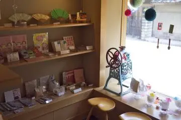 People Tree fairtrade products and local atisan goods on sale (Photo: <a href="http://www.gethiroshima.com" target="_blank" rel="noreferrer noopener nofollow">GetHiroshima.com</a>)